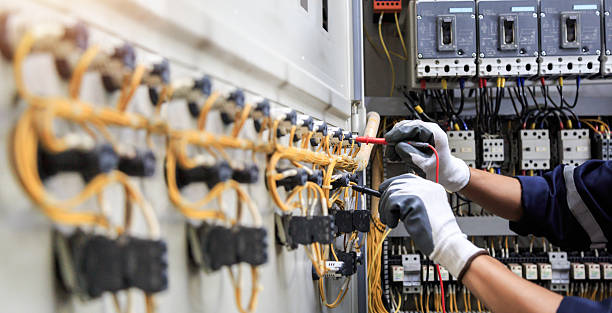 Professional Electrician technician working in Mountain View, HI